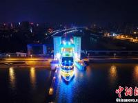 游轮夜游长江三峡 船似珍珠美如画