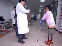 她4岁截肢套半个篮球走路 15年后决战残奥