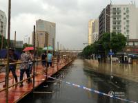 台风“鲇鱼”侵袭福州 街头搭起临时人行道