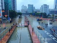台风“鲇鱼”侵袭福州 街头搭起临时人行道
