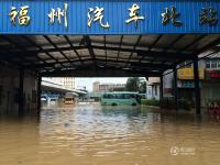 台风“鲇鱼”侵袭福州 街头搭起临时人行道