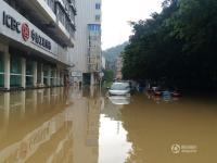 台风“鲇鱼”侵袭福州 街头搭起临时人行道