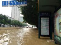 台风“鲇鱼”侵袭福州 街头搭起临时人行道