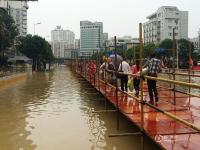 台风“鲇鱼”侵袭福州 街头搭起临时人行道