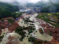 航拍浙江遂昌山体滑坡现场 房屋被冲毁