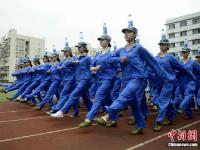 湖南女大学生军训 头顶水瓶走正步