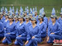 湖南女大学生军训 头顶水瓶走正步