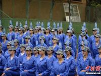 湖南女大学生军训 头顶水瓶走正步