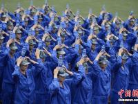 湖南女大学生军训 头顶水瓶走正步