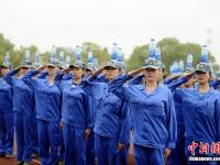 湖南女大学生军训 头顶水瓶走正步