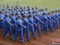 湖南女大学生军训 头顶水瓶走正步