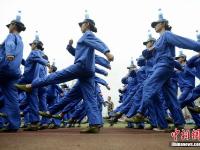 湖南女大学生军训 头顶水瓶走正步