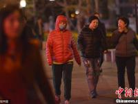 沈阳夜间温度接近0℃ 市民捂头遮面包裹严实