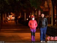 沈阳夜间温度接近0℃ 市民捂头遮面包裹严实