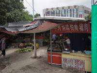 探访郑州“地王”：配套设施缺乏 荒草丛生