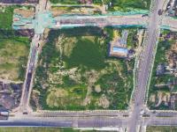 探访郑州“地王”：配套设施缺乏 荒草丛生