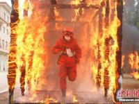甘肃森警实战化训练穿越火场