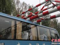 大巴被限高杆卡住引拥堵 司机为轮胎放气
