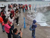 山东青岛天文大潮巨浪拍岸 栈桥临时封闭