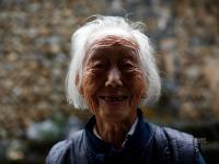 浙江小脚老人102岁高龄 仍自己洗衣每天喝白酒