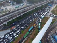 深圳设全国首台潮汐车道“拉链车”治堵