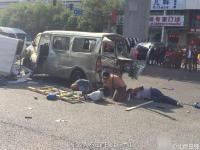 北京北苑家园附近一路口多车相撞 现场惨烈