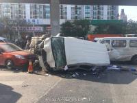 北京北苑家园附近一路口多车相撞 现场惨烈