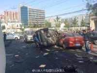 北京北苑家园附近一路口多车相撞 现场惨烈