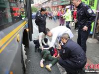 司机驾车失控撞倒5人 女民警脱下警服护伤者