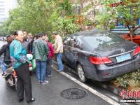司机驾车失控撞倒5人 女民警脱下警服护伤者