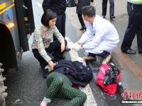 司机驾车失控撞倒5人 女民警脱下警服护伤者