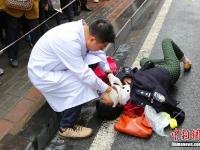 司机驾车失控撞倒5人 女民警脱下警服护伤者