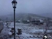 北京首场雪降落延庆海坨山 呈“海坨戴雪”景观