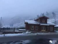 北京首场雪降落延庆海坨山 呈“海坨戴雪”景观