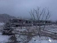 北京首场雪降落延庆海坨山 呈“海坨戴雪”景观