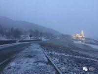 北京首场雪降落延庆海坨山 呈“海坨戴雪”景观