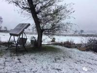 北京首场雪降落延庆海坨山 呈“海坨戴雪”景观