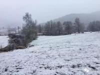北京首场雪降落延庆海坨山 呈“海坨戴雪”景观