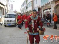 走米袋、跨火盆、拜天地 陕北传统婚礼好热闹！ 