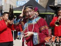 走米袋、跨火盆、拜天地 陕北传统婚礼好热闹！ 