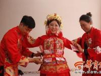 走米袋、跨火盆、拜天地 陕北传统婚礼好热闹！ 