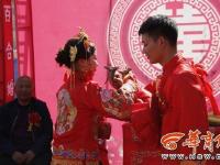 走米袋、跨火盆、拜天地 陕北传统婚礼好热闹！ 