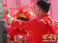 走米袋、跨火盆、拜天地 陕北传统婚礼好热闹！ 