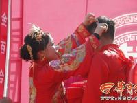 走米袋、跨火盆、拜天地 陕北传统婚礼好热闹！ 