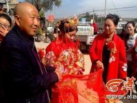 走米袋、跨火盆、拜天地 陕北传统婚礼好热闹！ 