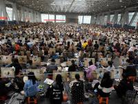 组图：湖北2000多名考生同场作画备战艺考