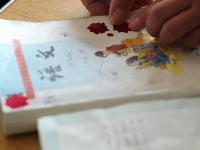小学教师带着女儿去援疆 学生挤爆兴趣课