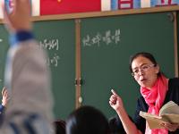 小学教师带着女儿去援疆 学生挤爆兴趣课