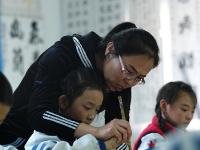 小学教师带着女儿去援疆 学生挤爆兴趣课