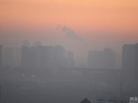 哈尔滨市出现雾霾天气 整座城市被浓雾笼罩